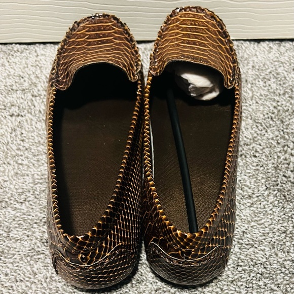 Brown faux crocodile embossed women’s loafers. Size 9.5 - Picture 3 of 6